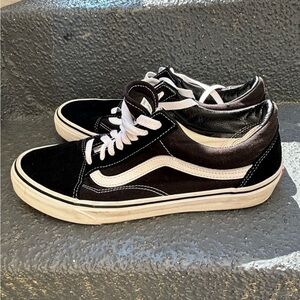 Vans Old Skool in the classic black and white colorway men’s size 10